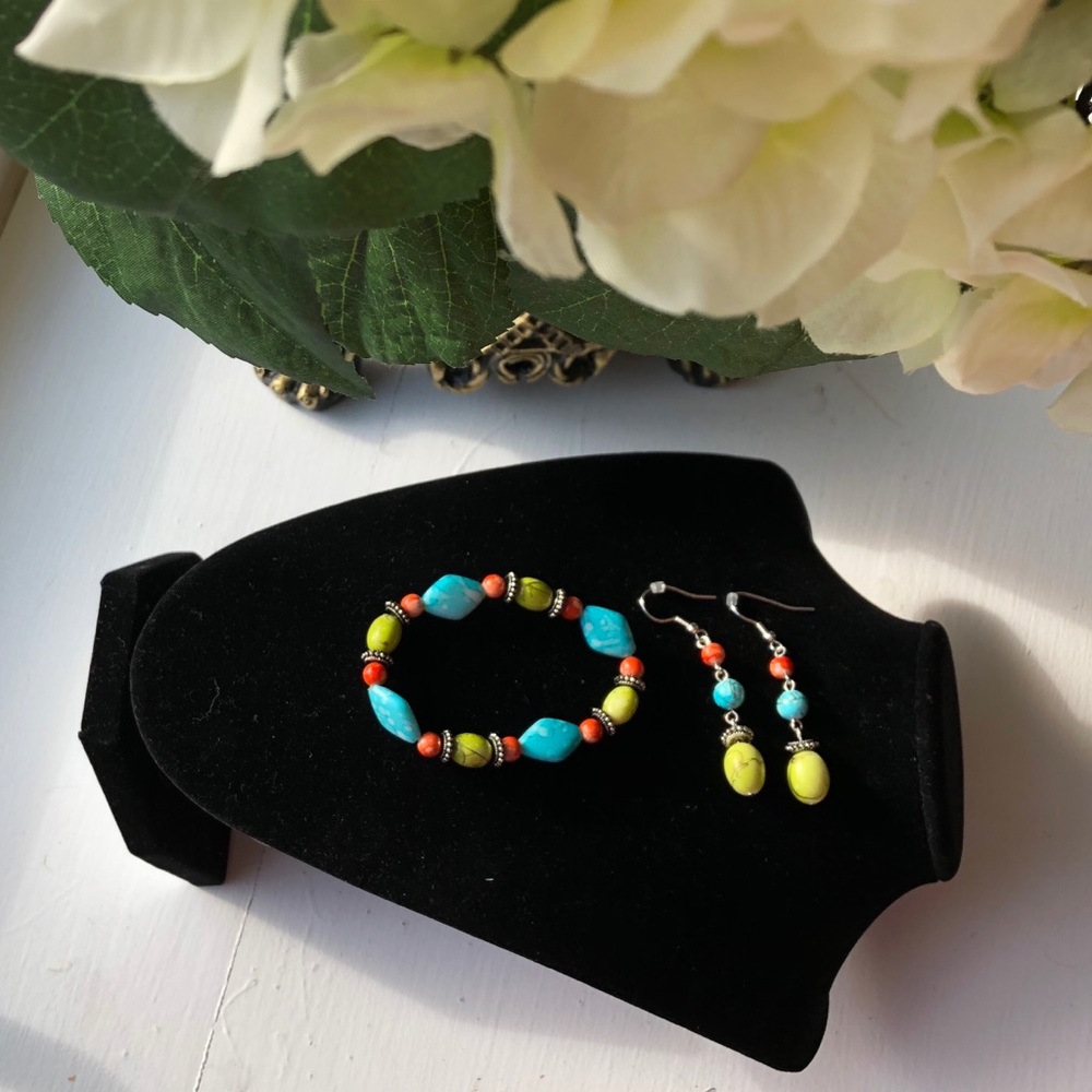 Beaded bracelet and earrings.